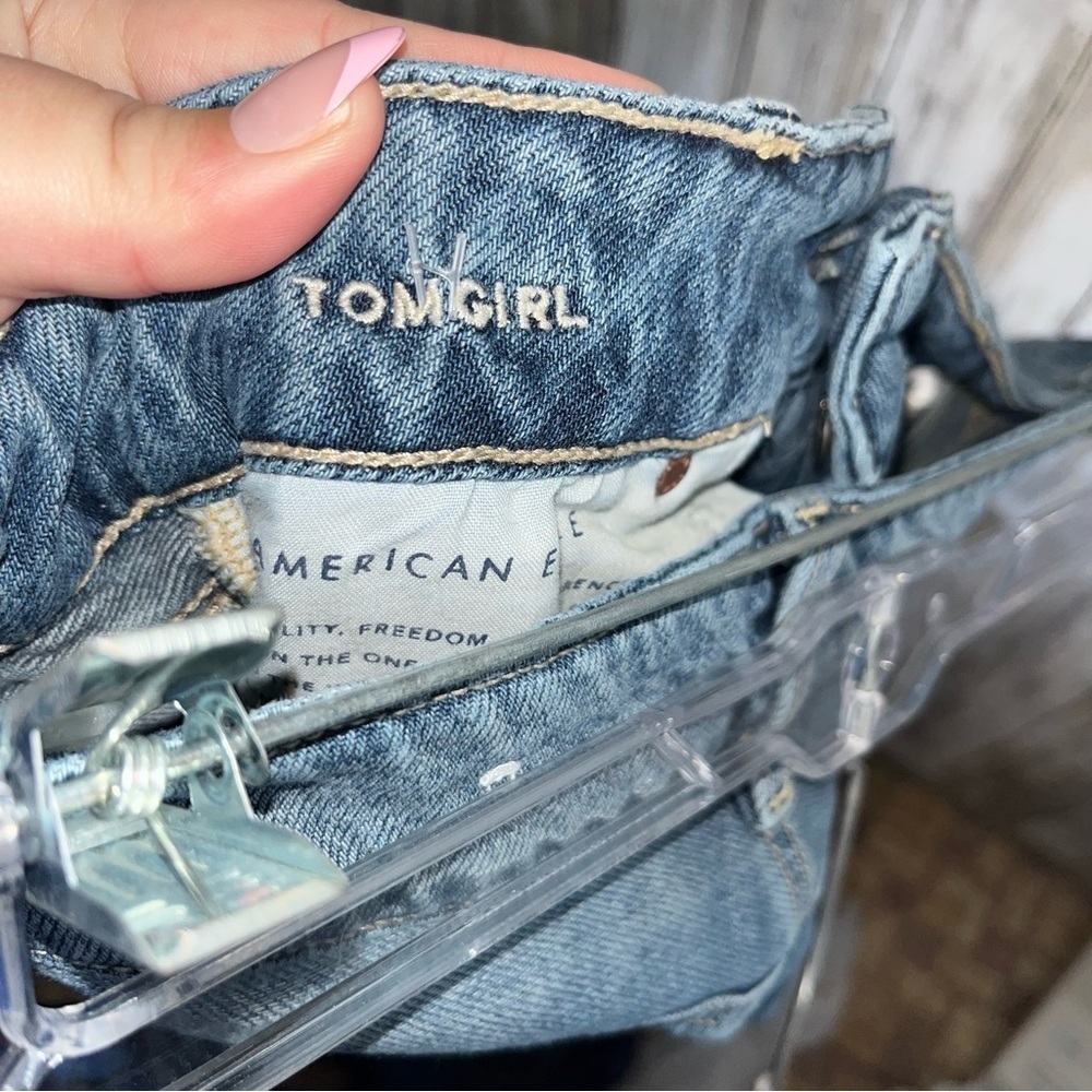 American Eagle Tomgirl High Rise Button Distressed Regular Wash Women’s 4 - Picture 7 of 8